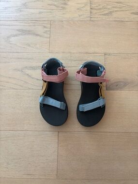 Teva women’s multi color flatform universal sandals, size 6